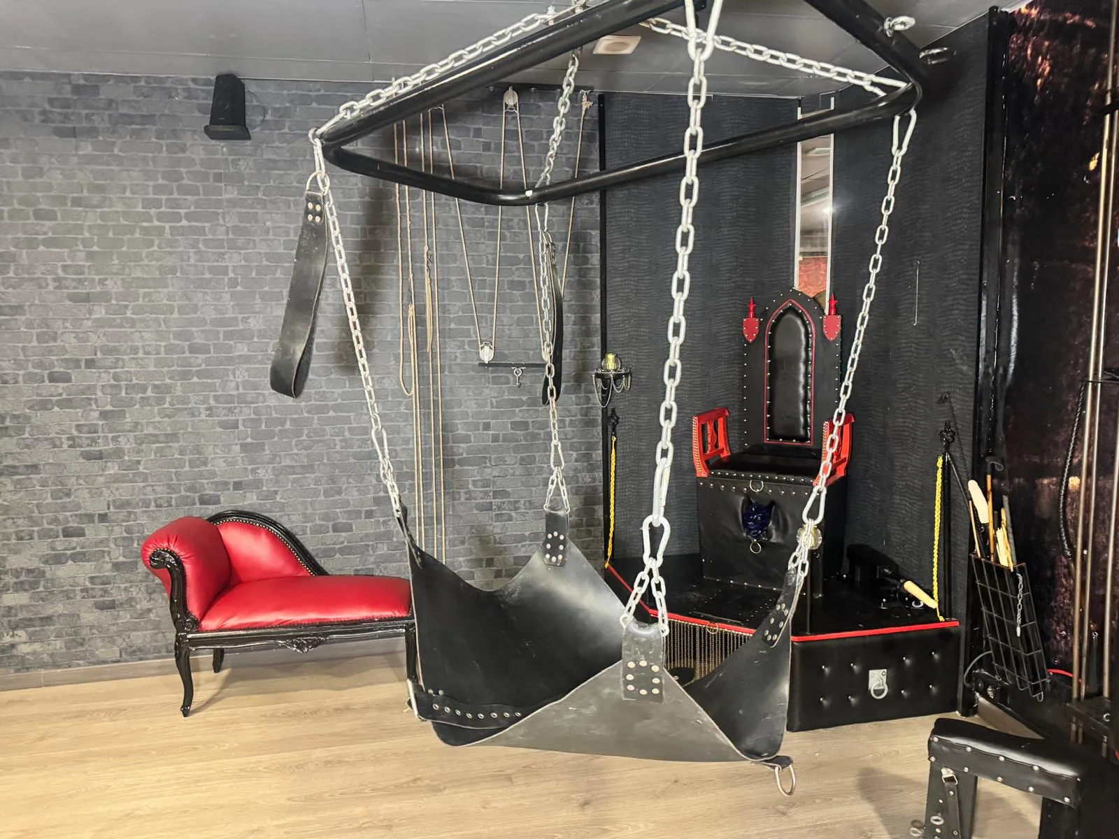 Columpio de cuero, chaise longue y trono en La Mazmorra Barcelona